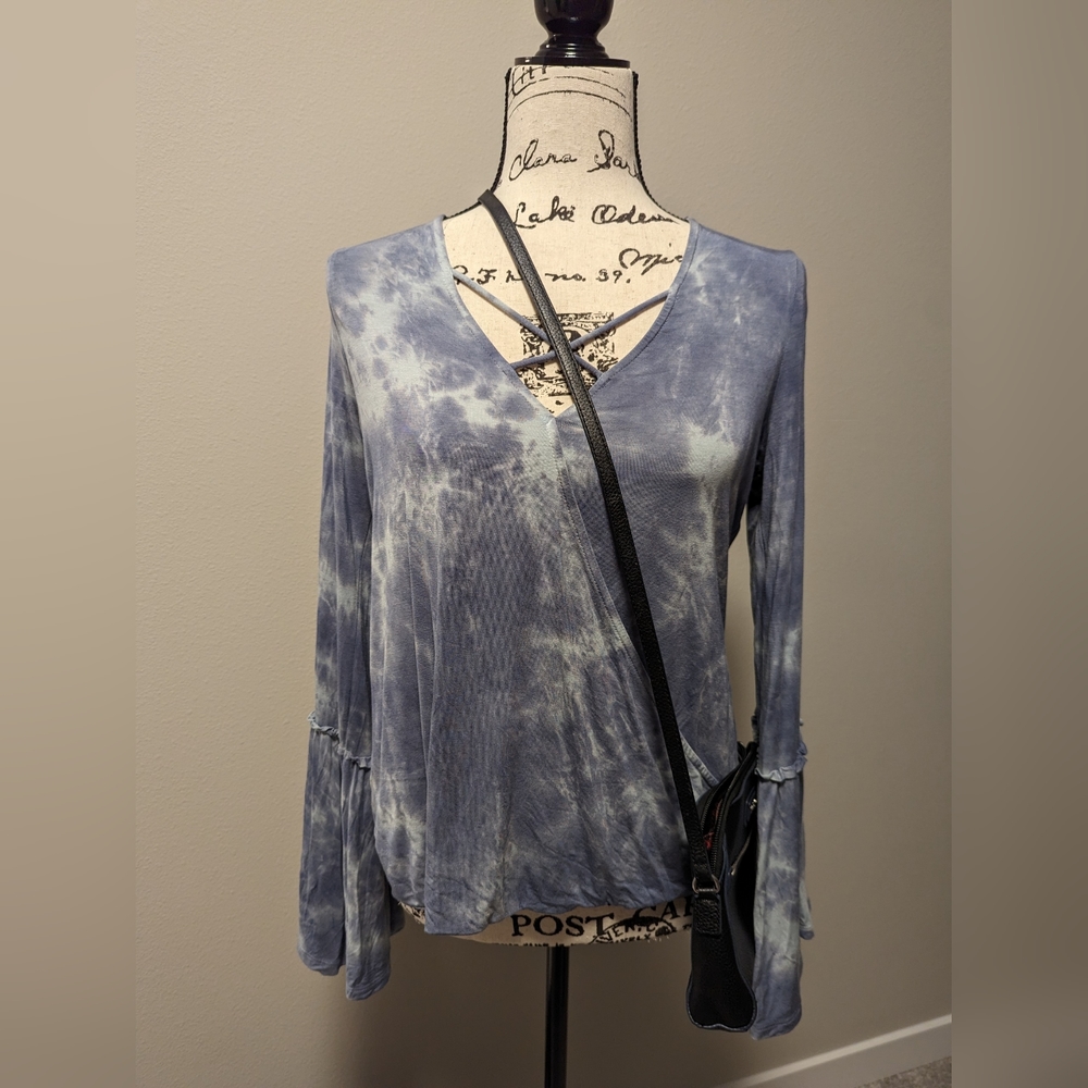 AE Blue softest v neck long sleeve tye dye top 🖤